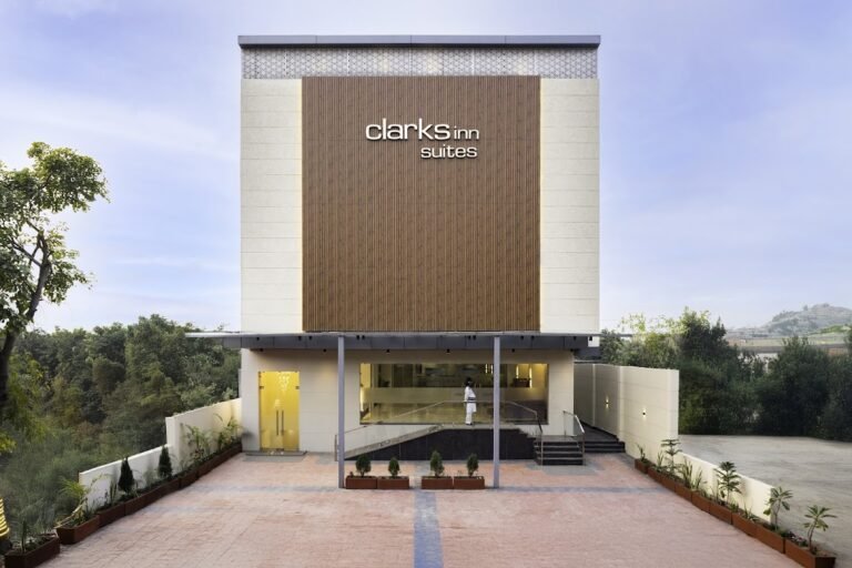clarks inn suites agra