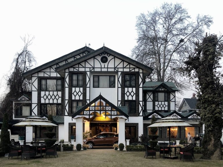 Best Srinagar Family Tour Package with Houseboat Stay